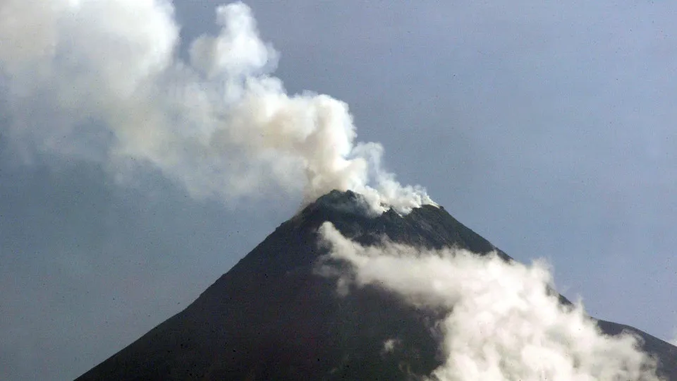 Pelo menos seis mortos em erupção vulcânica no leste da Indonésia