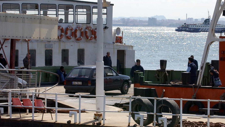 Barco da Transtejo resgata três homens que naufragaram no rio Tejo