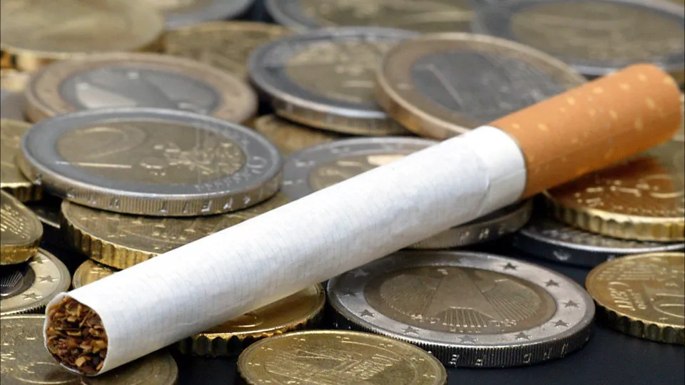 Selo do maço de tabaco fica mais caro 2,2% em 2027 e vai ser verde