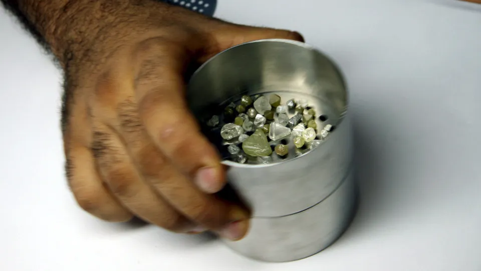 Autoridades angolanas detêm homem na posse de quase mil pedras de diamante