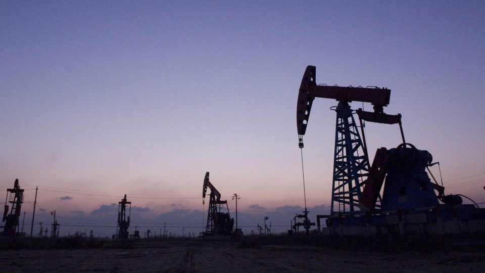 Preços do petróleo em forte queda nos mercados internacionais