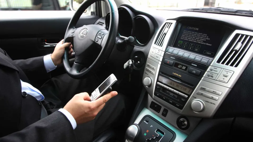 Mais de cem condutores multados por dia por uso do telemóvel em 2018