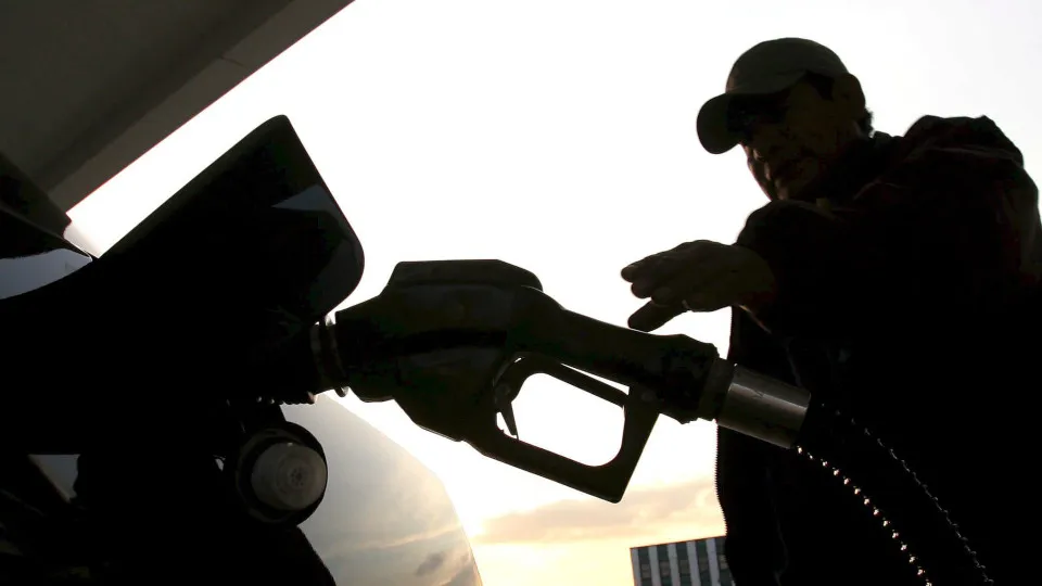 Gasolina e gasóleo subiram 31,3 e 29,9 cênt. no último trimestre de 2021