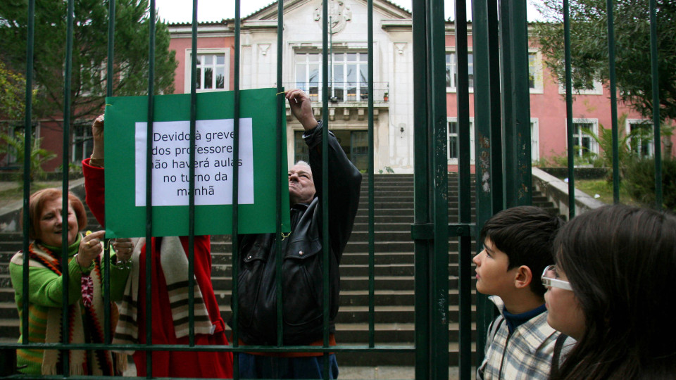 Professores em greve protestaram em frente à Escola Gil Vicente em Lisboa