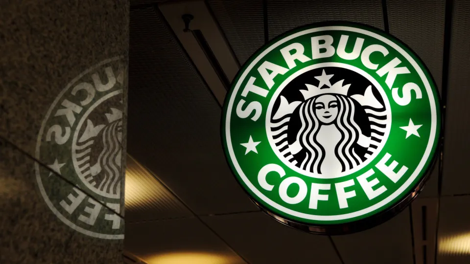 Starbucks despede 900 funcionários nos EUA e Canadá