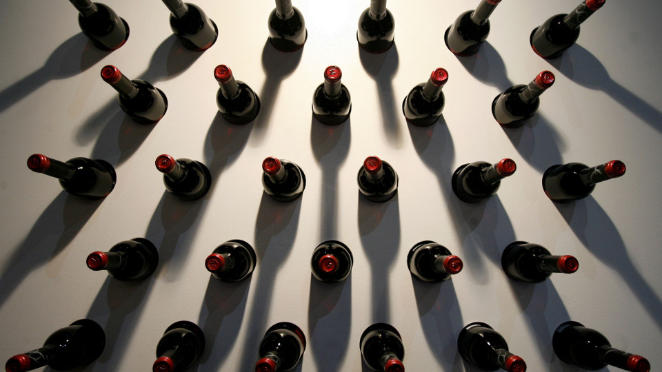 Produtores de vinho alertam para escassez e preço das garrafas