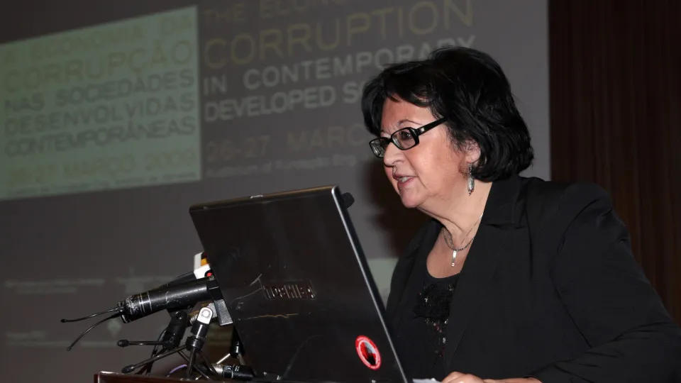 Cândida Almeida diz em Maputo que corrupção mina desenvolvimento