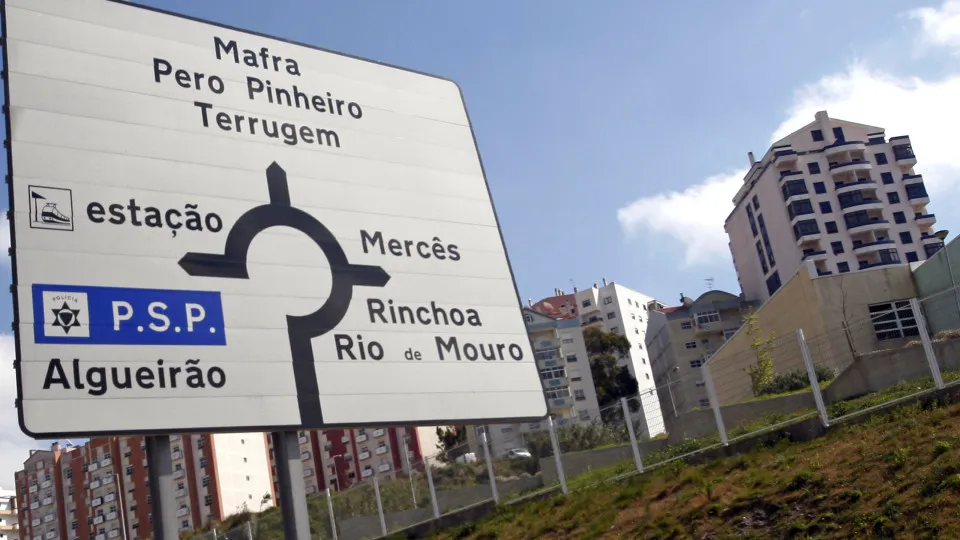 Dois homens esfaqueados de madrugada junto à estação de Rio de Mouro