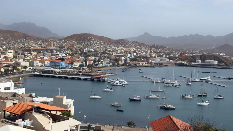 Navio de carga afunda-se no porto da ilha cabo-verdiana de São Vicente