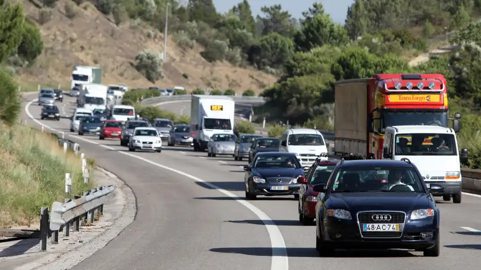 Trânsito cortado na autoestrada 1 em Coimbra devido a despiste de pesado