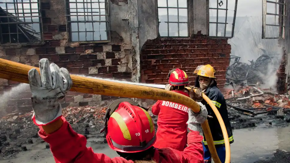 Idosa transportada ao hospital devido a incêndio em Lisboa