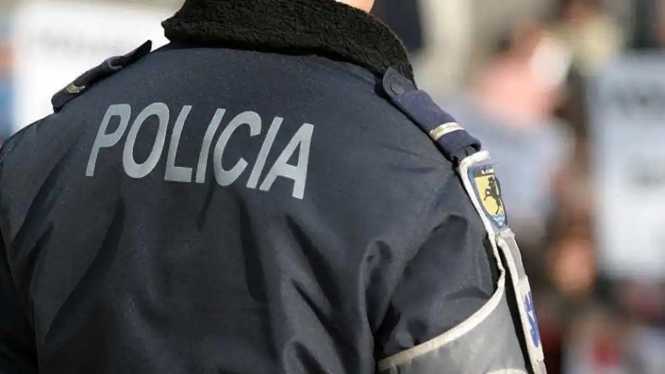 Homem tenta assaltar e agride polícia à paisana em Lisboa. Foi detido