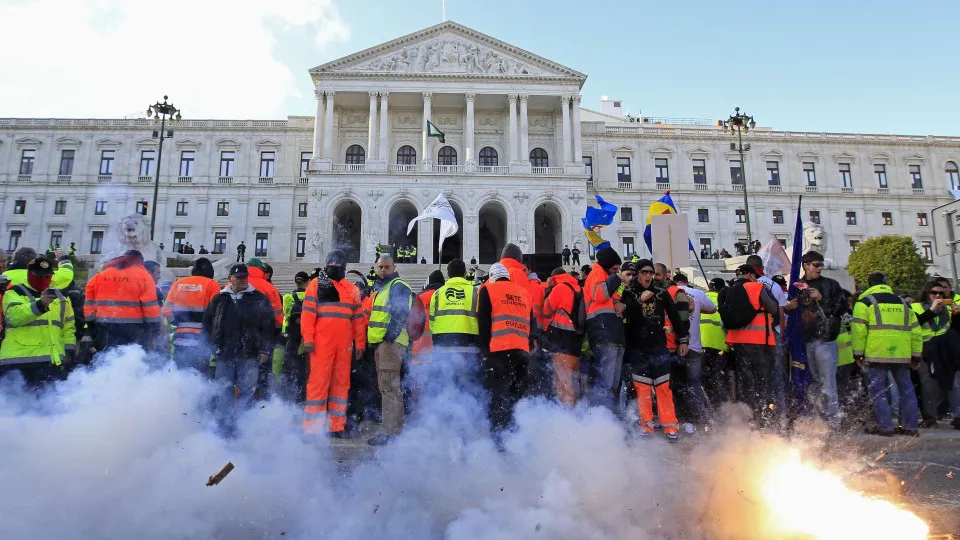 Estivadores manifestam-se hoje contra a precariedade laboral