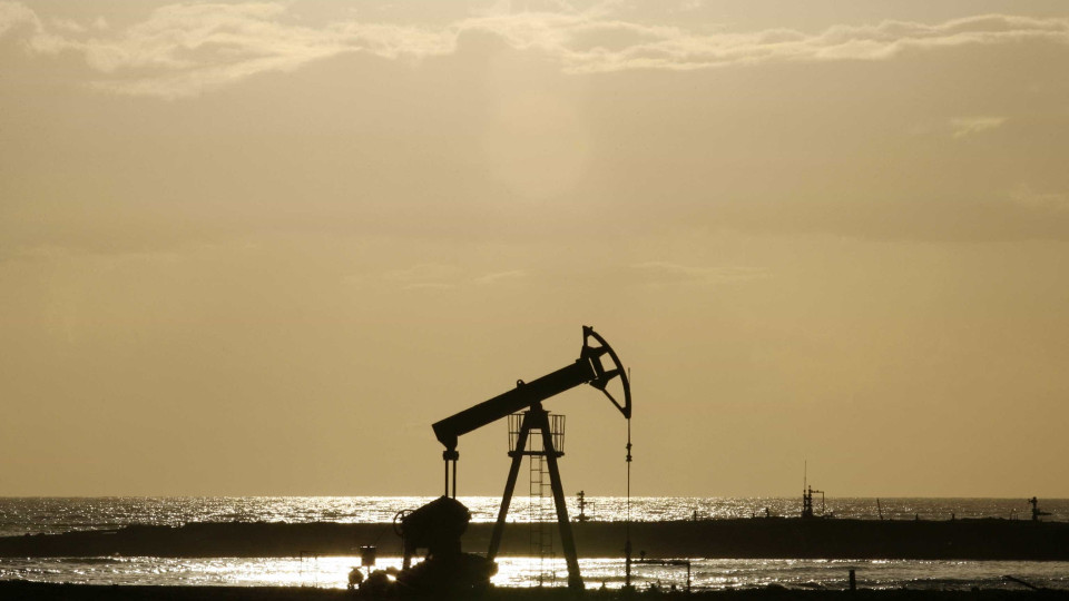Petróleo volta a cair, sob pressão dos Estados Unidos