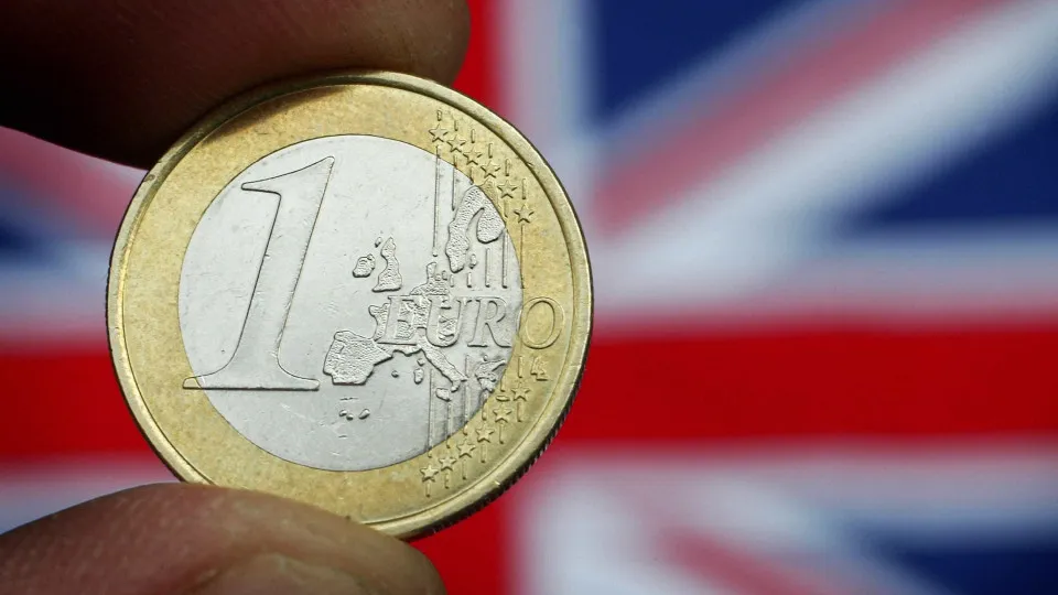 'Brexit': Libra sobe com possibilidade de Londres aceitar adiamento