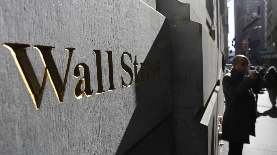 Wall Street cede à tensão geopolítica e inflação e aposta no ouro e dólar