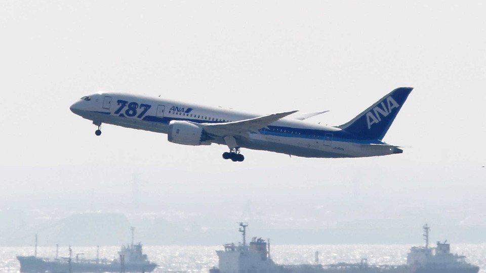 LAM e Boeing assinam acordo para compra de três aviões