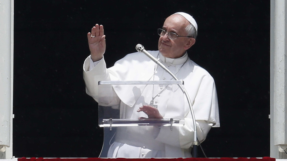 Vaticano comemora aniversário do pontificado… com erro