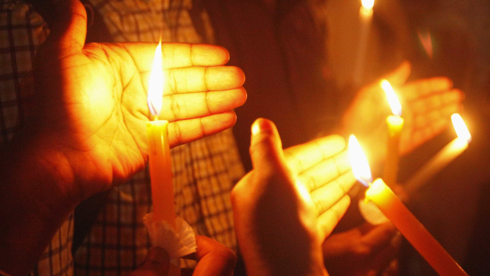 Charlottesville: Centenas em vigília com velas contra a violência