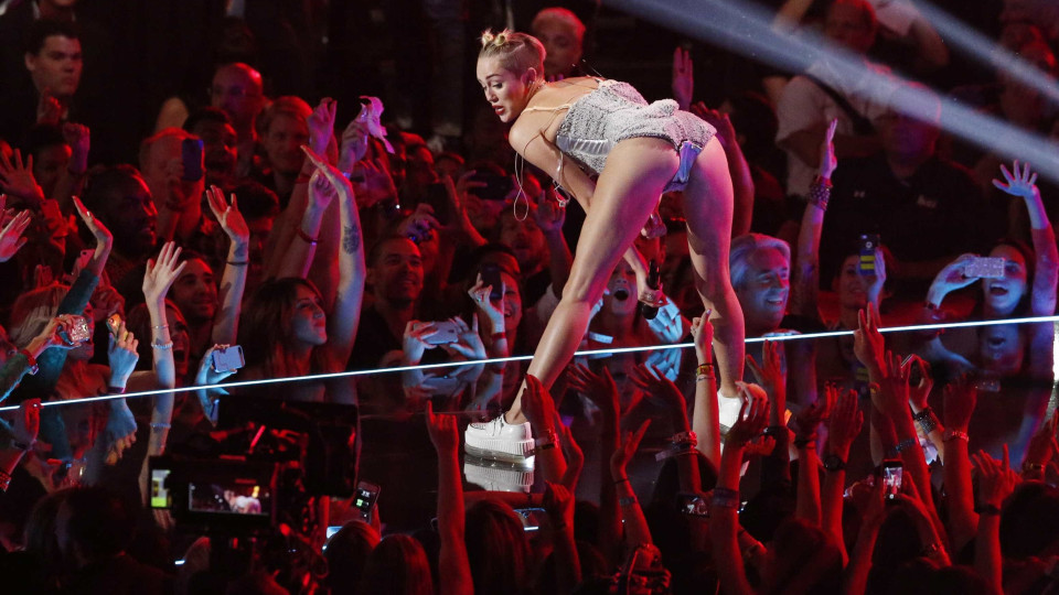Miley Cyrus revela que foi uma "fraude" por causa de polémica atuação