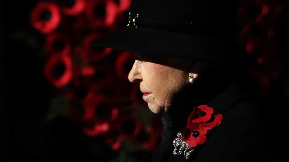 Rainha elogia "compaixão" na reação a "ato de barbaridade" em Manchester