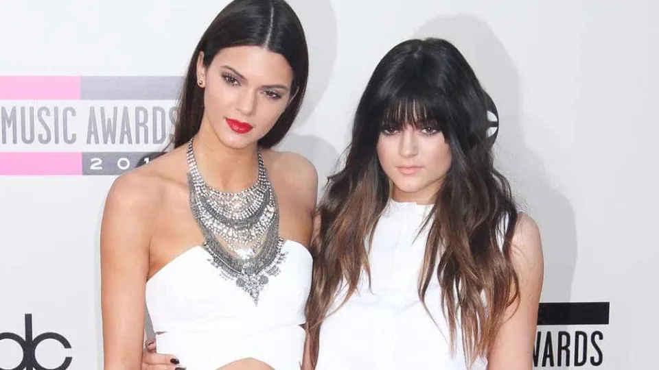 Kendall Jenner diz que "é horrível" não viver com o pai