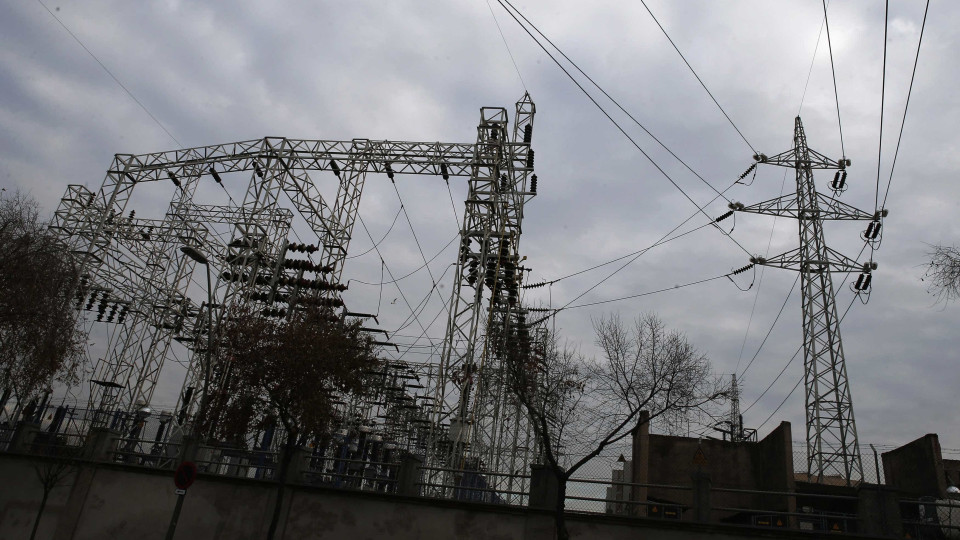 Ventos fortes em França provocam corte de eletricidade em 30 mil casas