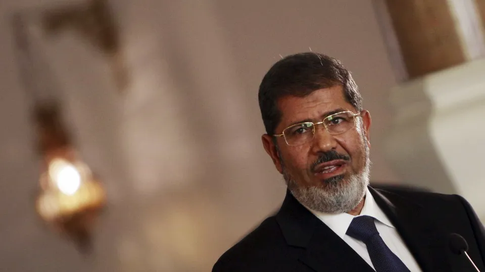 Peritos equiparam morte de Morsi a assassínio sancionado pelo Estado