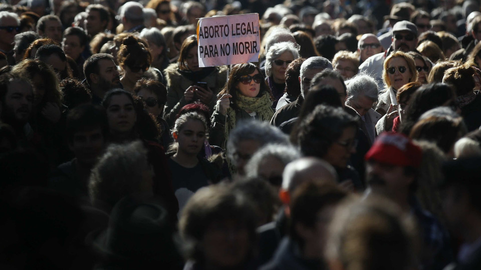 Movimento Democrático de Mulheres contra tentativa de limitar direito ao aborto