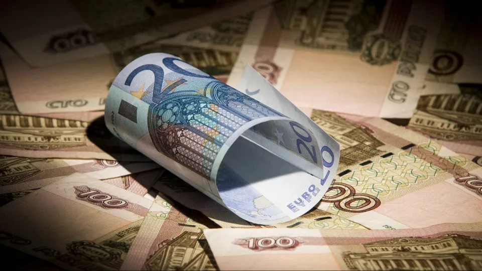 dinheiro euros notas