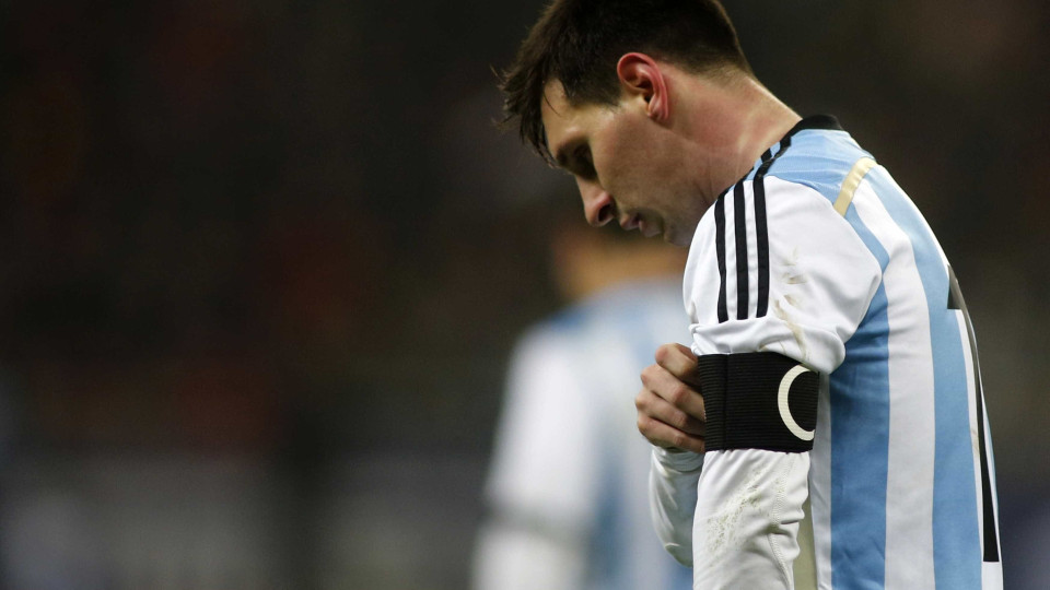 Messi vomita (de novo) em campo