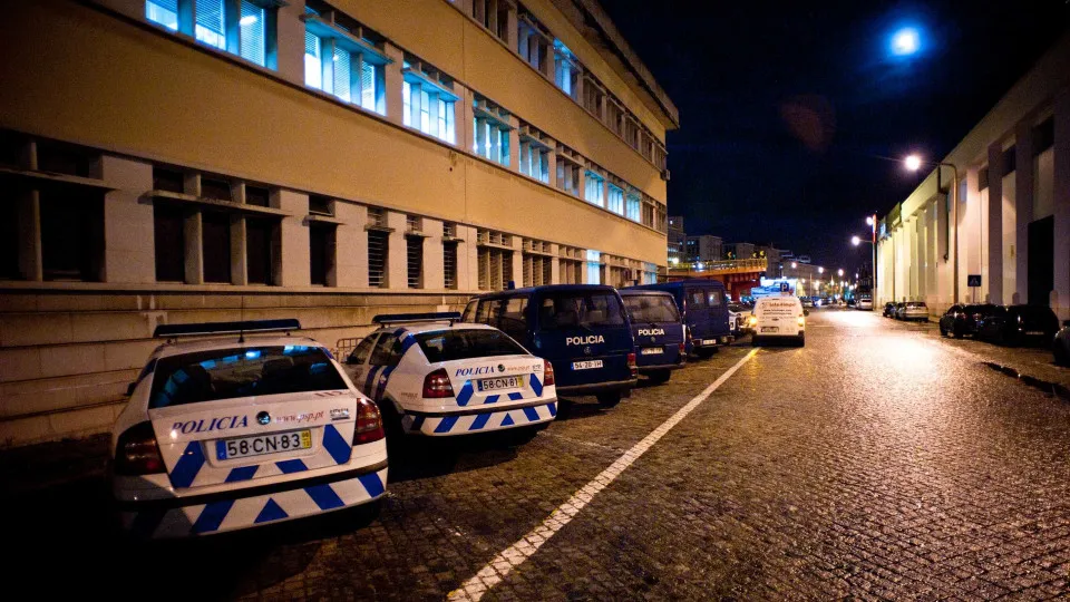 Três polícias feridos após despiste com capotamento