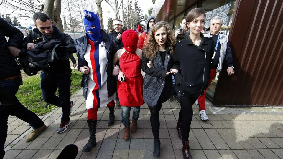 Tribunal russo condena à revelia membros da banda Pussy Riot à prisão
