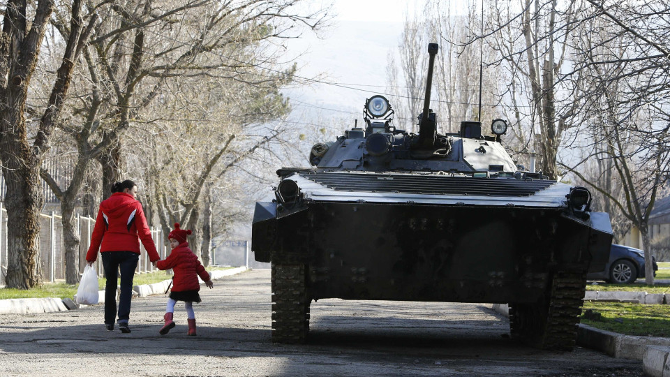 Ucrânia. Bulgária vai entregar 100 veículos blindados a Kyiv
