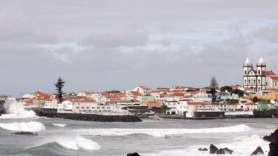 Famílias açorianas continuam a morar junto ao mar apesar dos riscos