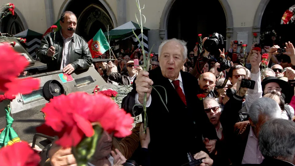 Houve 21 governos desde 1976. Mário Soares e Cavaco Silva 'empatados'