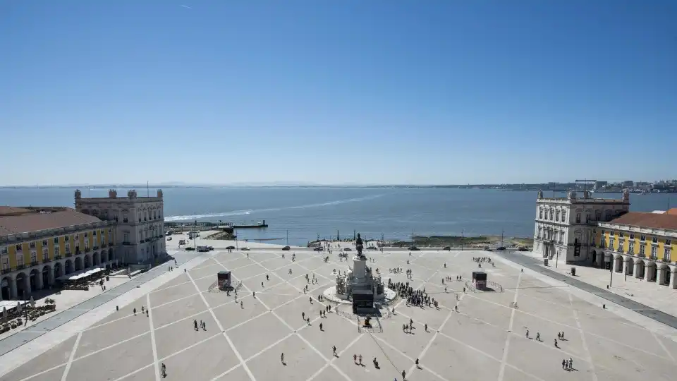 Homem encontrado sem vida no rio Tejo no Terreiro do Paço, em Lisboa