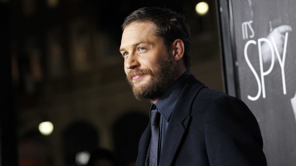 Tom Hardy veste roupas de Elton John para compor personagem