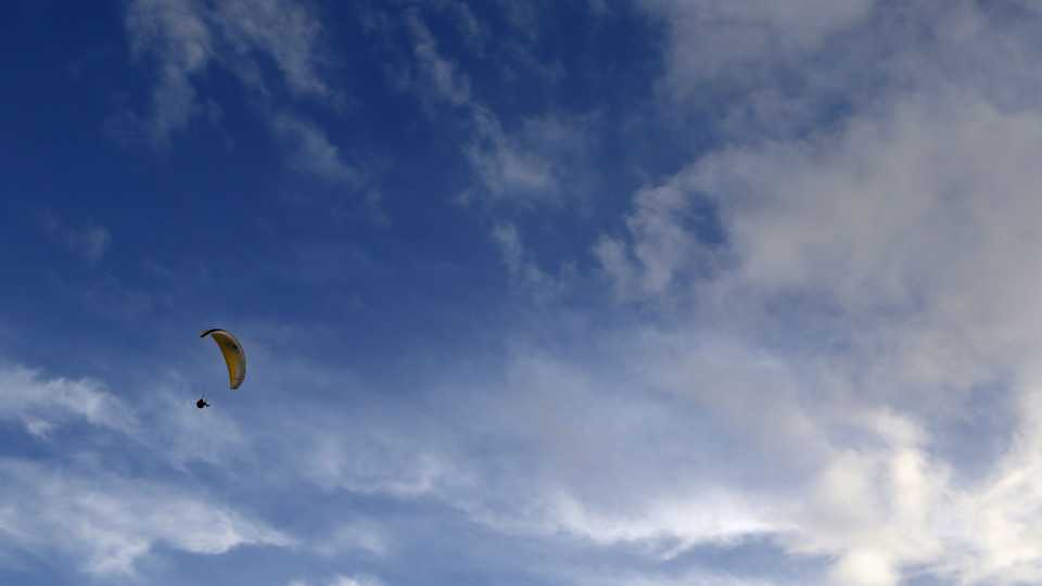 Adolescente sobrevive a dois acidentes de parapente em menos de 15 dias