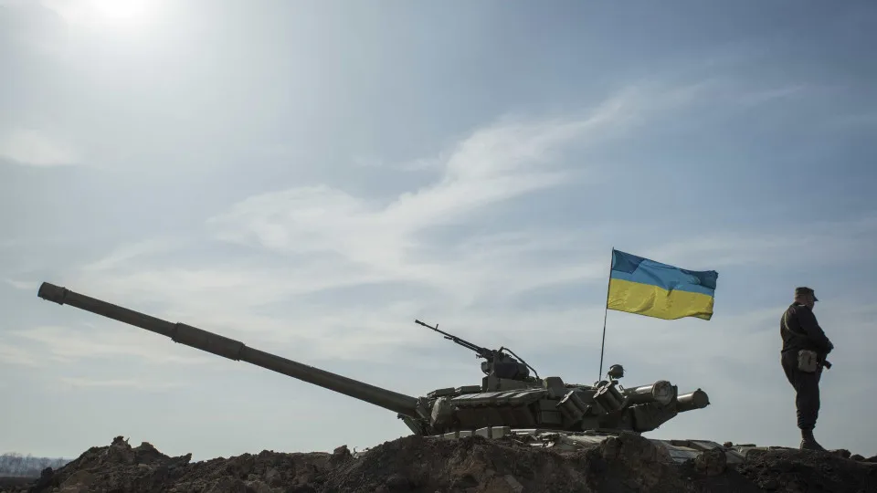 Kyiv diz ter atacado uma refinaria e um depósito de combustível na Rússia