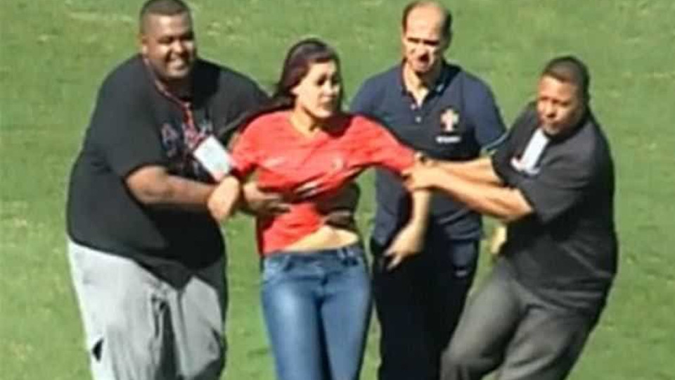 Mulher invade relvado para agarrar Cristiano Ronaldo