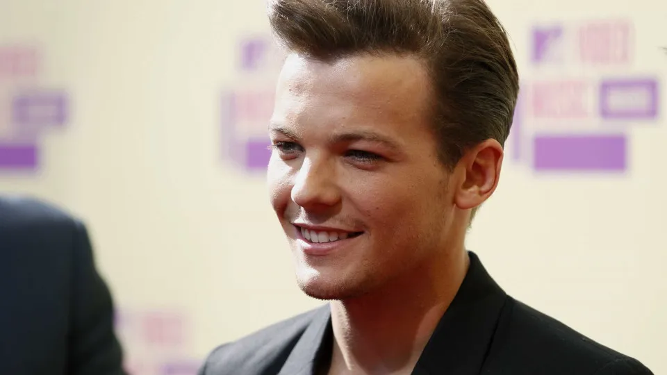 Louis Tomlinson estará noivo de 'ex' após reatar relacionamento