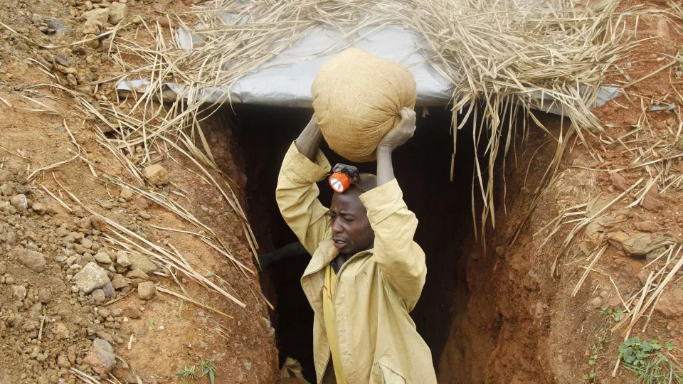 África do Sul alerta para perda de 7.000 postos de trabalho nas minas