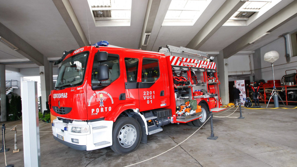 Incêndio destrói prédio devoluto no centro do Porto