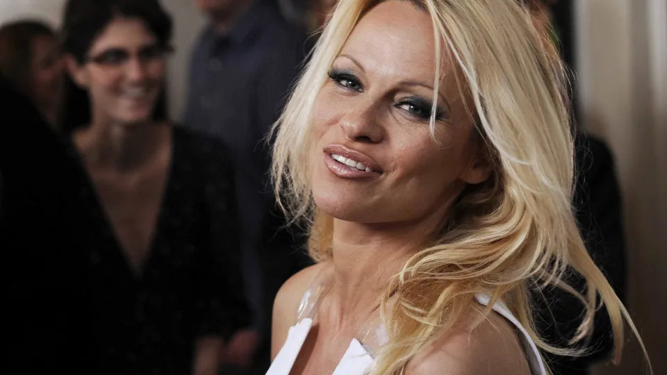 Pamela Anderson diz que sex tape destruiu casamento com Tommy Lee