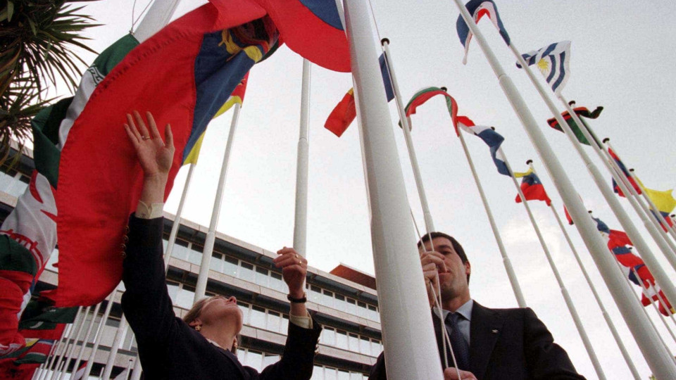 Restam 135 bandeiras das 181 colocadas para Expo 98