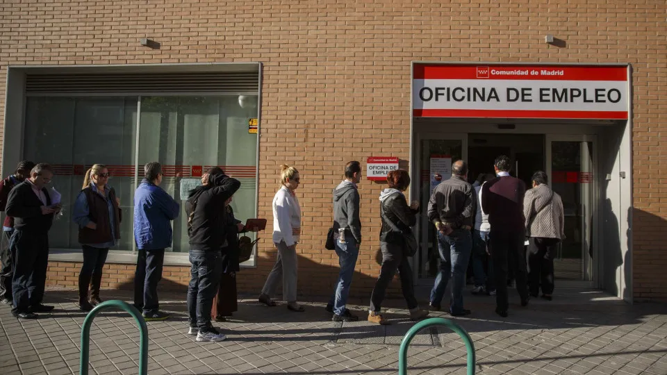 Desemprego em Espanha cai 5,47% em julho. A maior queda de sempre