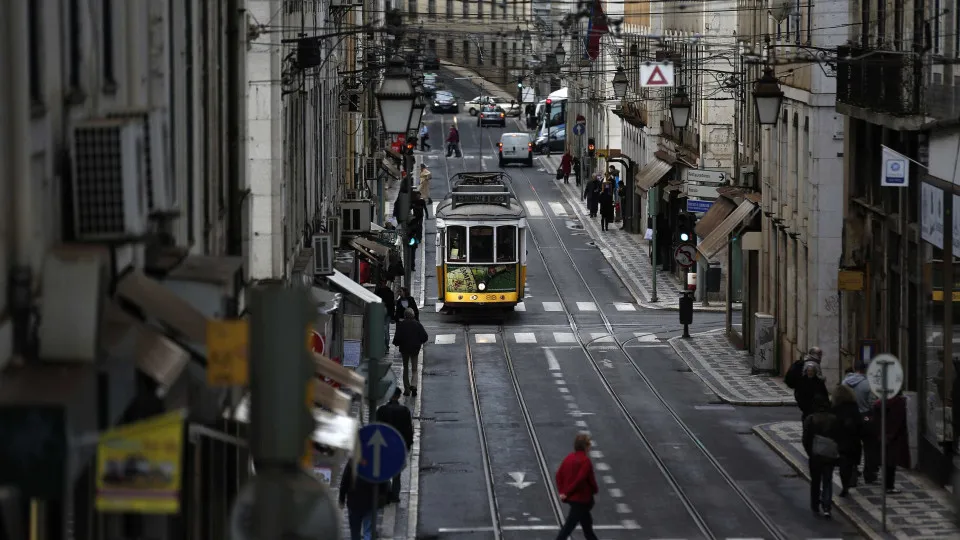 Câmara de Lisboa quer limitar veículos turísticos junto ao Castelo