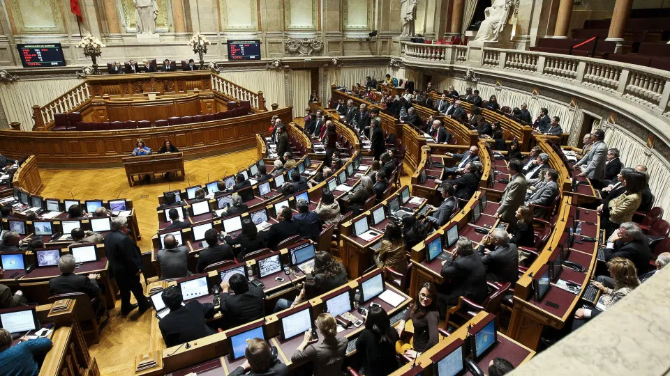 Esquerda aprova fim do regime de requalificação na Função Pública