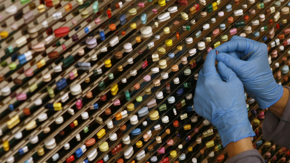 Sabia que não há 255 medicamentos em farmácias e hospitais?